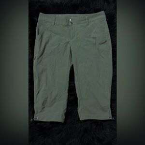 Columbia Hiking Green Omni-Shield Outdoor Adventurous Woman Capris w/ +pockets